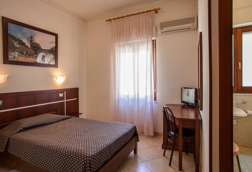 קליארי Hotel La Terrazza חדר תמונה